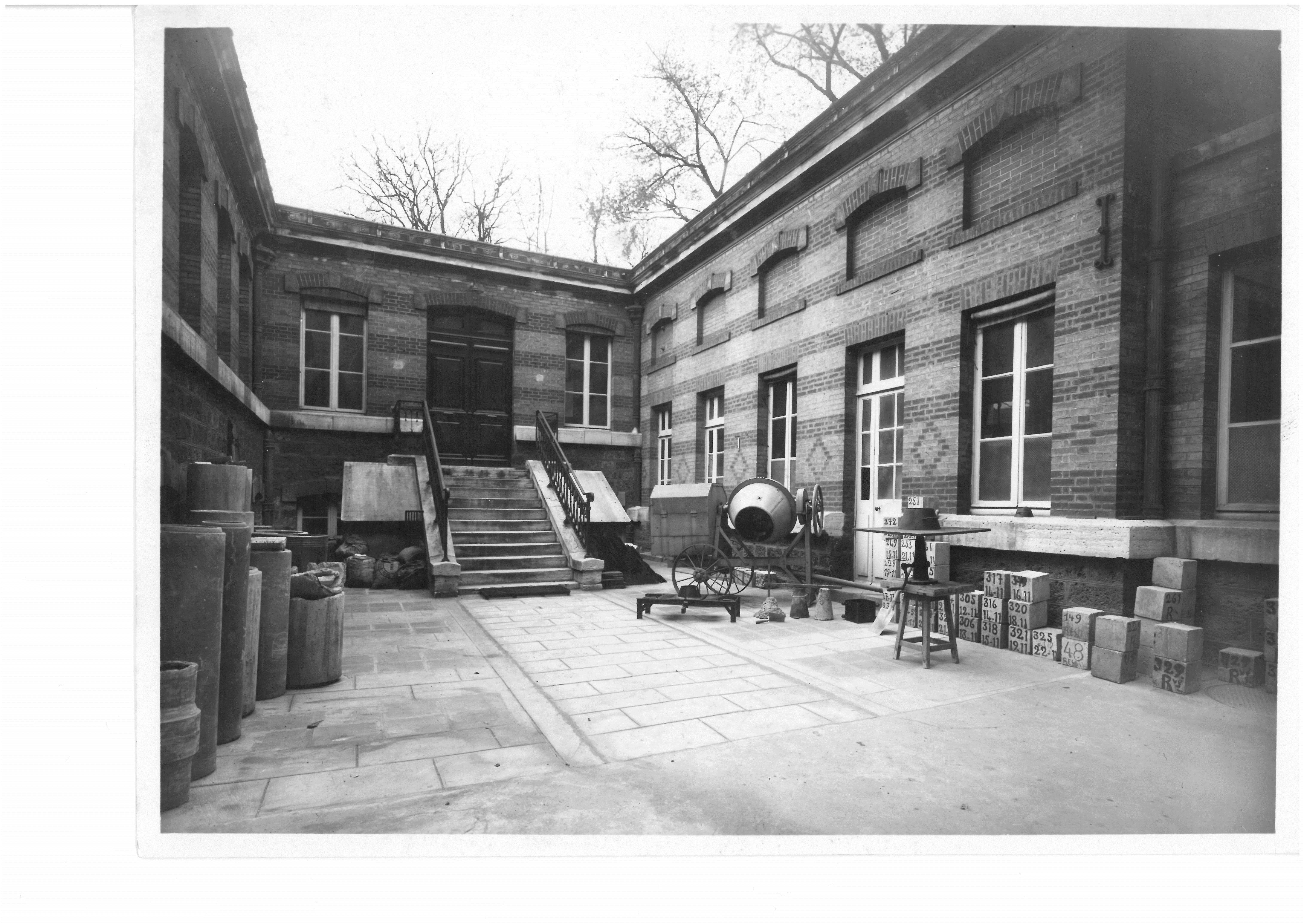The U-shaped building before being covered with a glass roof, undated; collection of the City of Paris Materials Testing Laboratory.
